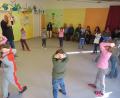 Bild: adj
Kopf schützen und groß machen, dies lernen die Vorschulkinder im Selbstbehauptungskurs mit Klaus Inderst.