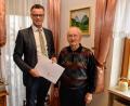 Bild: fdl
Bürgermeister Hermann Falk überbringt die Glückwünsche der Stadt Hirschau zum 90. Geburtstag von Hans Hüttner (rechts).