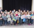 Bild: gz
Im Beisein von Schulleiterin Katharina Merther, Bankchef Markus Dimper und Mitarbeiterin Carina Dobmeier (v.l.) freuten sich die Schulkinder über tolle Preise.