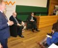 Bild: jrh
Moderator Prof. Dr. Bernt Mayer (links), Dekan der Fakultät für Betriebswirtschaft, moderierte das Europa-Gespräch zwischen dem ehemaligen tschechischen Kulturminister Daniel Herman (2. von links) und Matthias Riedl, Professor an der Central European University (CEU) in Budapest.