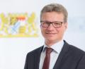 Bild: StMWK/exb
Wissenschaftsminister Bernd Sibler kommt zu den Feierlichkeiten der Kastler CSU.