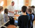 Bild: exb
Johann Lehmberger erklärt den Kindern, wie man Fisch zubereitet.