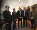 Bild: gi
Der Vorsitzende des Fördervereins Schloss Burgtreswitz, Peter Garreiss (rechts), führte die Gäste von Bezirk Oberpfalz, mit Vizepräsident Lothar Höher (Zweiter von rechts) und Bezirksheimatpfleger Dr. Thomas Appl (links), durch das Schloss.