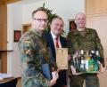 Bild: Gabi Schönberger
Oberstleutnant Christian Kiesel (rechts) geht, Sven Zickmantel (links) übernimmt. OB Kurt Seggewiß wünscht sich, dass es mit dem neuen Chef der Ostmarkkaserne ebenso gut klappt, wie mit dem Vorgänger.