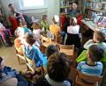 Bild: bph
Angespannt lauschen die Kinder in der jüngsten Vorlesestunde den Erzählungen der "neuen Märchentante" Lisa Wilhelm. Nächsten Dienstag ist es wieder soweit.