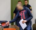 Archivbild: Matthias Balk/dpa
Der nun wegen Rädelsführerschaft in einer terroristischen Vereinigung im Ausland zu einer Freiheitsstrafe von sieben Jahren verurteilte Zoher J. kommt in den Gerichtssaal.