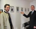 Bild: sei
Seit kurzem ist die Bürgermeister-Galerie im Rathaus wieder komplett. MdL Stephan Oetzinger (links) freut sich, dass sein Portrait nun auch bei den Bildern aller amtierenden Bürgermeister seit 1945 hängt. Sein Nachfolger im Amt, Richard Kammerer (rechts), hoffte, dass es noch viele Jahre dauert, bis auch sein Foto dort angebracht wird.