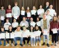 Bild: mab
Sie alle leisten einen wertvollen Beitrag für eine funktionierende Schulfamilie. Die mit Urkunden ausgezeichneten und ehrenamtlich tätigen Schülerinnen und Schüler der Grund- und Mittelschule Schwarzenfeld mit Ehrengästen bei der "Dankeschön-Feier"
