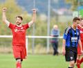 Bild: Hubert Ziegler
Ein jubelnder Patrick Grieshaber vom SV Inter Bergsteig Amberg (links), hängende Schultern und gesenkter Blick dagegen beim enttäuschten Kastler Maximilian Geitner nach dem Hinspiel. Das gewann die Bergsteig-Elf mit 1:0.