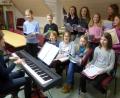 Bild: fsb
Die ChorKids mit Leiterin Kerstin Kiener am Keyboard danken den Kulturfreunden mit einigen Liedern.