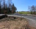 Bild: bsc
Sträucher sind entfernt, Bäume bereits gefällt. Doch erst im Sommer startet der weitere Ausbau der Staatsstraße 2169 zwischen Voitenthan und der Einmündung der Kreisstraße TIR 18.