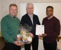 30 Jahre gehörte Alfons Brucker (Mitte) der Kirchenverwaltung an, davon 28 Jahre als Kichenpfleger. Pater Joy Munduplackal und der neue Kirchenpfleger Klaus Brunner (links) dankten herzlich für das außergewöhnlich große Engagement.