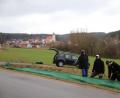 Bild: cog
Deutschkurs-Teilnehmer von der Volkshochschule Amberg-Sulzbach helfen bei Illschwang, Krötenzäune aufzustellen. Hier befestigen gerade (von rechts) Panagiotis Kasoumis und Ammar Baroud unter Anleitung von Horst Schwemmer vom Bund Naturschutz (von rechts) den Zaun an den Erdspießen. Im Hintergrund liegen die ehemaligen Klärweiher, die als Laichbiotop jetzt zahllose Amphibien anziehen.