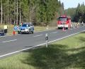 Bild: jma
Einsatzkräfte von Polizei und Feuerwehr inspizieren das Unfallfahrzeug.