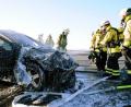 Bild: gf
Die Feuerwehrleute konnten das Auto nicht mehr retten: Totalschaden.