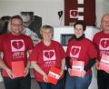 Bild: soj
Die vier Initiatoren (von links) Johannes Bauer, Sandra Schmelber, Karin Pöllath und Josef Söllner haben als kleines Dankeschön ein Buch von der DKMS bekommen. Damit ist für die vier Ebnather die gelungene Aktion abgeschlossen.