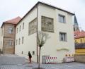 Bild: Gabi Schönberger
Rathaus Kemnath: Noch Sand in die Pflasterfugen - und der Außenbereich, der für die Barrierefreiheit angehoben wurde, ist so gut wie fertig.