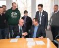 Bild: exb
Schulleiter Anton Hochberger (sitzend, links) und Professor Axel Enders besiegeln die Partnerschaft per Handschlag.