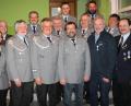 Bild: dl
Vorsitzender Ulrich Knoch, Bürgermeister Walter Schauer (von links) und Kreisverbandsvertreter Hans Schießl (rechts) gratulieren den geehrten Mitgliedern (ab Dritten von links) Erhard Ferstl, Wolfgang Schwab, Karl-Heinz Trägler, Peter Windschüttl, Christian Obermeier, Anton Graßl, Werner Schwendner, Stefan Legl, Ludwig Dirscherl und Michael Fuchs.