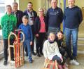 Bild: hai
Die Kommunalbetreuer des Bayernwerks, Burkhard Butz (Dritter von links) und Günther Bauer (Zweiter von rechts), übergaben im Beisein von Bürgermeister Manfred Porsch (Zweiter von links) die neuen Errungenschaften an die Schulleitung mit Hedwig Forster (Mitte) und Christian Hanauer (rechts). Mit ihnen freuten sich Kinder der Grund- und Mittelschule Speichersdorf.