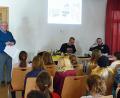 Bild: ü
Eine Autorenlesung gibt Jochen Till (sitzend, Mitte) an der Grundschule Kirchenthumbach.