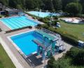 Archivbild: bey
Das Pleysteiner Freibad soll saniert werden. Die derzeitige Grobplanung sieht vor, das Nichtschwimmerbecken (im Hintergrund rechts) zu verkleinern und auch den Eingangsbereich zu verlegen.