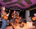 Bild: lr
Drei Brasilianer und ein Oberpfälzer auf der Bühne im "Bistrot Paris": Paulo Morello (E-Gitarre), Eduardo „Dudu“ Penz (Bassgitarre), Erivelton Silva (Schlagzeug) und Lula Galvão (akustische Gitarre) bescheren dem Jazz-Zirkel ein volles Haus.