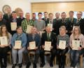 Bild: ohr
Der Schützenverein „Glück-Auf Stulln“ zeichnete zahlreiche Mitglieder für langjährige Zugehörigkeit sowie für besondere Mitarbeit im Schützenwesen des Oberpfälzer Schützenbundes aus. Die Urkunden überreichten 1. Schützenmeister Martin Eules (rechts) und 2. Schützenmeister Michael Bierler (links). Für 60 Jahre an Heinz Bösl und Ehrenschützenmeister Gottfried Vetter (sitzend Mitte von links).