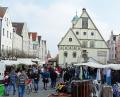 Bild: Dobmeier
Mittenfastenmarkt Weiden, auch der Storch war neugierig und wechselte in den Horst auf dem Alten Rathaus um etwas vom Treiben mitzubekommen.