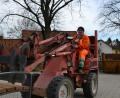 Bild: szl
Für Stadt- und Friedhofsgärtnerin Kreszentia Frank gehört das Fahren des kleinen Laders ganz selbstverständlich zum Arbeitsalltag. Die 54-Jährige ist Chefin auf dem 2,3 Hektar großen Friedhofsgelände.