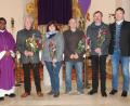 Bild: pi
Pfarrer Julius Johnrose (links) und Pfarrgemeinderatssprecher Bernhard Lang (rechts) heißen die Kirchenverwaltung mit Kirchenpfleger Josef Meckl, Monika Adomat, Arnold Woppman und Rudolf Frischholz (weiter von links) willkommen.