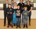 Bild: wec
Dritter Bürgermeister und Pokalspender Erich Meidinger, Felix Scheeler, Zweiter Jugendleiter Norbert Seegerer, Jugendleiterin Ruth Kryschak, Bastian Kryschak, Pokalgewinner Eric Stieler, Nicolas Kryschak und Dritte Jugendleiterin Stefanie Kryschak (von links).