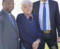 Bild: gef
Pfarrer Moses Gudapati (links) und Bürgermeister Alwin Märkl (rechts) nehmen Theresia Hirmer in die Mitte, als sie ihr zum 95. Geburtstag gratulieren.