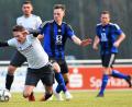 Bild: mku
Der Grafenwöhrer Christopher Fleischmann (links) wird von Moritz Ram (Raigering) unsanft gestoppt. Die SV Grafenwöhr verlor das Heimspiel gegen den SV Raigering mit 0:2.