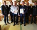 Bild: gi
Für 50 Jahre Mitgliedschaft wurden Alois Meier und Rudolf Mitlmeier mit Ehrenurkunde (von links) ausgezeichnet und gedankt. Dazu gratulierten Bürgermeister Hermann Ach, Kreisbrandmeister Thomas Kleber, Kommandant Bernhard Hartinger, zweiter Vorsitzender Fritz Steinhilber und zweiter Kommandant Markus Reitinger (von links).