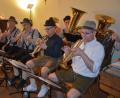 Bild: jr
Die „Kannerschreiter Höidlbrummer“, Leitung Armin Scharnagl (rechts sitzend), spielten beim 7. Starkbierfest des Musikvereins am Samstagabend im Musikvereinsheim auf. Neben dem „Süffikus“ hatte die Musikgruppe großen Anteil an der zunehmend steigenden Stimmung.
