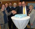 Bild: fph
Um eine Riesen-Torte versammelten sich Anita Berek, Walied Youssef, Dr. Martin Correll, Horst Geißel, Gerald Schade, Oberstudiendirektor Stefan Niedermeier und Uta Siegle (von links).