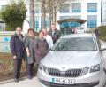 Bild: Klinikum/Dietl
Neues Auto für das Kinder-Palliativ-Team (links): Dieter Meier (Vorstandsvorsitzender Sparkasse), Kinderkrankenpflegerin Karin Borchers, Irmgard Huber (Vorsitzende Hospizverein), Dr. Andreas Fiedler (Chefarzt Klinik für Kinder und Jugendliche) und Kaufmännischer Direktor Hubert Graf.