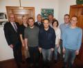 Bild: ibj
Bürgermeister Bernhard Lindner, Vorsitzende Marion Bäumler (von links) und Kreisbrandinspektor Christoph Strobl (vierter von links) dankten und gratulierten Philipp Gebert und Michael Iberer (vorne, von links) sowie Dominik Preuß, Marius Wawersig, Verena Gebert und Richard Schuster (von rechts) zu ihren Ämtern.
