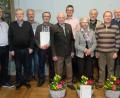 Bild: ohr
Bürgermeister Hans Prechtl und Hubert Obermeier (von rechts), zeichneten Mitglieder für langjährige Zugehörigkeit mit Urkunden, Ehrennadeln in verschiedenen Stufen und Frühlingskörben aus. Konrad Obermeier (Fünfter von links) erhielt für 60 Jahre die Ehrennadel am Band.