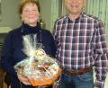 Bild: ksi
Vorsitzender Manfred Bösl bedankt sich bei Anna Prechtl mit einen Geschenkkorb für 40 Jahre gewissenhafte Kassenführung.