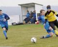 Bild: mr
Der SV Poppenreuth besiegte am Sonntag den SV Bavaria Waischenfeld mit 2:1. Hier zieht Thomas Klapuch (gelbes Trikot) Gästespieler Aaron Bayer davon.
