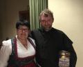 Bild: jub
Christina Rosner übergibt Markus Pentner alias "Bruder Barnabas Junior" ein Bierfass als Dank für sein Engagement.