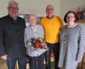 Bild: adj
Bürgermeister Ruppert Troppmann (links), Freundin Lydia Engelhardt und Sohn Thomas (von rechts) freuen sich mit der Jubilarin Renate Karg.