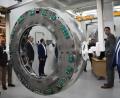 Bild: lue
Nach dem offiziellen Teil der Einweihung geht es für die Gäste durch die neuen Kabinen der Lackiererei von Siemens Healthineers am Standort Kemnath.