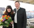 Bild: hai
Landrat Hermann Hübner gratuliert Verwaltungsinspektorin Claudia Fischer zum Dienstjubiläum.