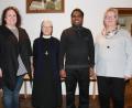 Bild: pi
Julia Helgert (links) und Helga Essler (rechts) überreichen die Spenden an Pfarrer Julius Johnrose und Schwester Margot.