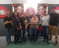 Bild: exb
Das „Wir“ steht bei den Dartspielern im Mittelpunkt: (von links) Spieler Jan, Silvia Weiß, Bettina Lederer, Michael Weiß, Erwin Hagn, Sabrina Kolk, Andy Skrobatz, Gerhard Lederer und Spieler Lukas Kolk.