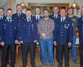Bild: wee
Konrad Kiener steht dem Feuerwehrverein Saltendorf nochmals für drei Jahre zur Verfügung. Für einen dann anstehenden Generationswechsel wurden aber bereits die ersten Weichen gestellt. Unser Bild zeigt die neu gewählte Vorstandschaft der Feuerwehr Saltendorf, zusammen mit den beiden Kommandanten, Kreisbrandmeister Dieter Schweiger und Bürgermeister Konrad Kiener.