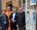 Bild: Andreas Royer
Ordnungsamtsleiterin Rosalia Wendl, Bauhof-Facharbeiter Manuel Pirner, Verkaufsmanager Philipp Neuner von der Firma Sunhill und Bürgermeister Michael Göth (von links) gaben das Handyparken frei.